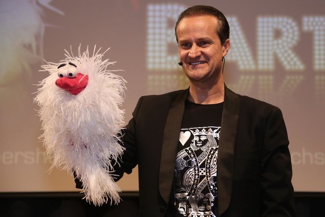 Zauberkünstler Dieter Barthofer will mit seinem Können unterhalten.