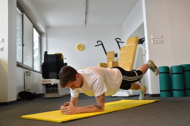 Beim Unterarmsatz (oder auch "Planke") begeben Sie sich in die Liegestützstellung, legen dabei aber die Unterarme auf den Boden auf. Nun heben Sie ein Bein, bis es auf gleicher Linie mit dem Becken ist, halten es für kurze Zeit und setzen es wieder ab. Im Anschluss machen Sie die gleiche Übung mit dem anderen Bein. Diese Ganzkörperübung sollte für 30-60 Sekunden abwechselnd gemacht werden.