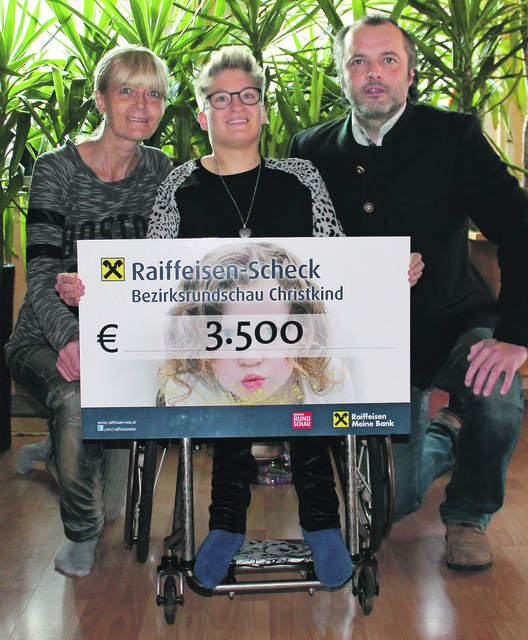 3.500 Euro gingen bereits am BezirksRundschau-Konto ein. Am Bild: Silvia und Denise Hintringer (Mi.) mit BezirksRundschau-Geschäftsstellenleiter Fritz Huber.