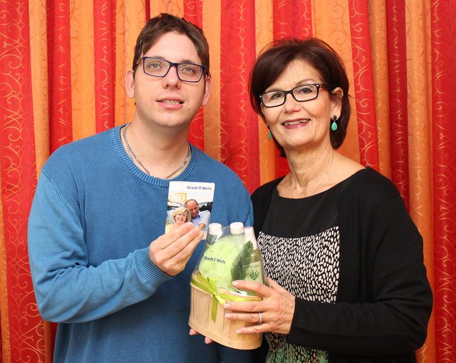 Generationen-Stadträtin Margarete Josseck-Herdt überreichte den 1000. Aktivpass an Mathias Mayrhofer. | Foto: Stadt Wels