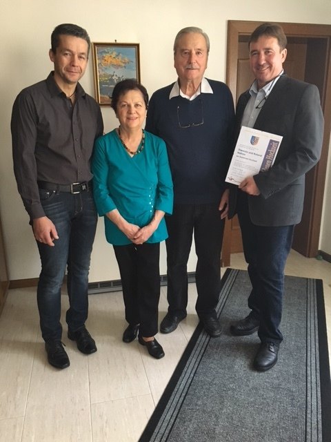 Goldene Hochzeit: GR Josef Windisch, Theresia und Roland Halvax und Bgm. Franz Wachter | Foto: Gemeinde Deutsch Schützen-Eisenberg
