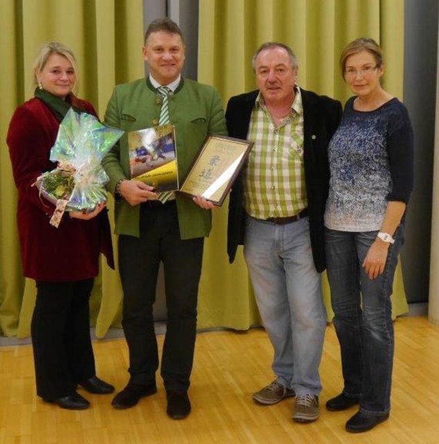 Georg Angerer erhielt die Ehrenmitgliedschaft aus den Händen von Judoclub-Obmann Matthias Singer. | Foto: Judoclub Hallein/Tennengau