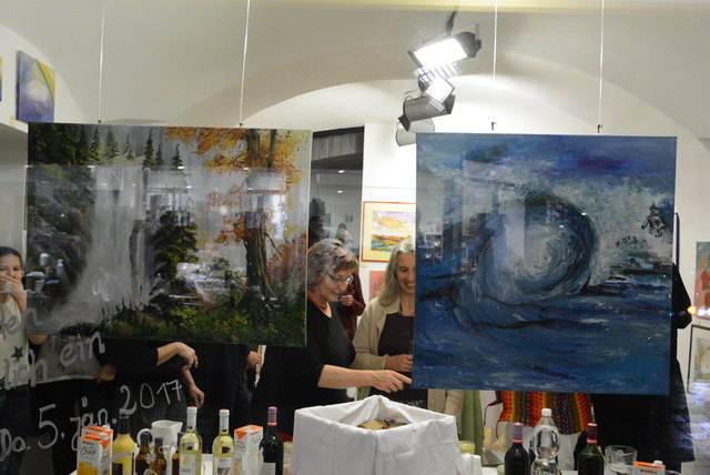 Beim Schaufenster platzierten Bilder.