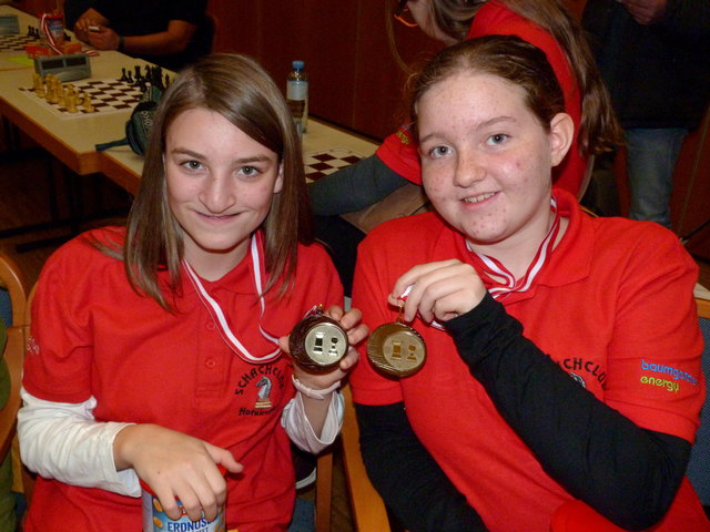 Jasmin Künzel (3. Platz, U12) und Julia Gruber (2. Platz, U12) vom SV Hofkirchen freuen sich über ihre Medaillen