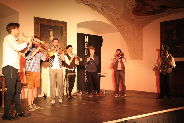 Einst schwelgten (beim Essen) die Chorherren, diesmal die Musiker von "Federspiel"