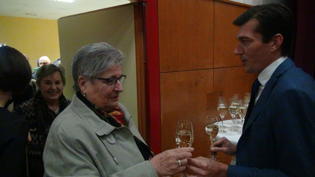 Bgm. Peter Stradner überreichte am Eingang zur Mehrzweckhalle den Konzertbesuchern ein Glas Sekt, um auf das neue Jahre anzustoßen.