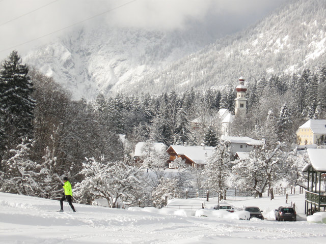 Im Hintergrund ist die Kapelle St. Martin zu sehen.