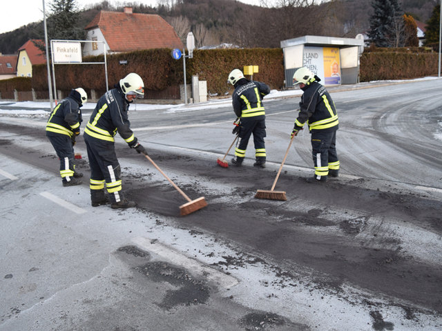 Die Pinkafelder Floriani säuberten die Ölspur von der Straße. | Foto: Stadtfeuerwehr Pinkafeld