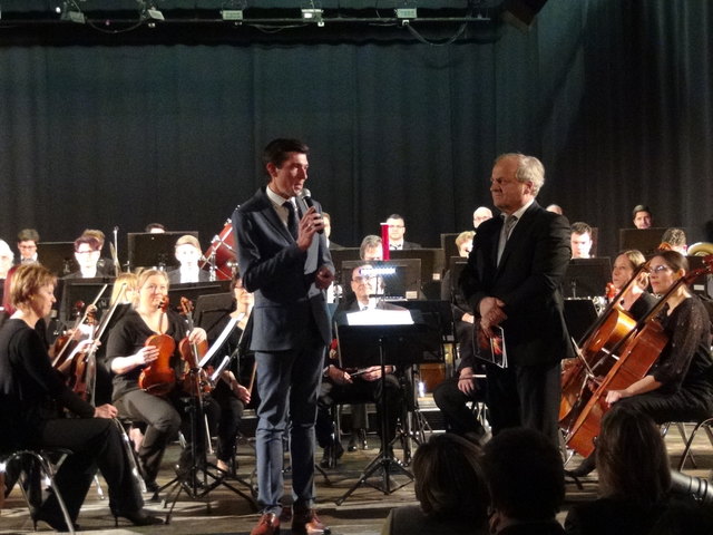 Bgm. Peter Stradner und Obmann Hans Georg Zach begrüßen die Gäste des Neujahrskonzertes in Wagna.