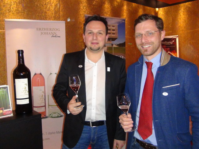 GF Peter Stelzl (re.) und Vertriebsleiter Stefan Pommer kredenzten beim Neujahrsempfang im Casino Graz den Gästen die neue Generation von Cuvées von Erzherzog Johann Weine aus Ehrenhausen an der Weinstraße.