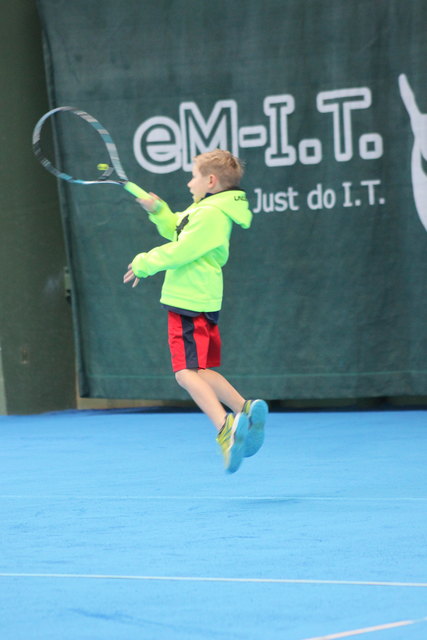 Kinder im Alter zwischen acht und elf Jahren spielten auf der Indoor-Anlage des TC Bad Ischl um die Titel der OÖTV Kids Hallenmeisterschaft.