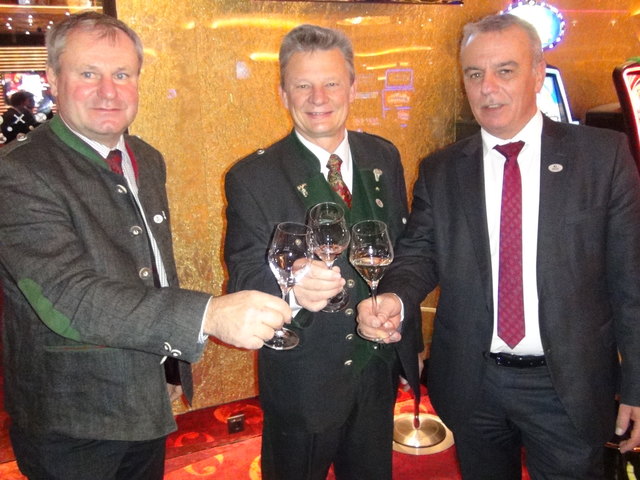 Ein Prosit auf die neue Weingeneration: (v.l.) Bgm. Franz Koller, GF Dir. Rudolf Schwarzl und Peter Kaufmann.