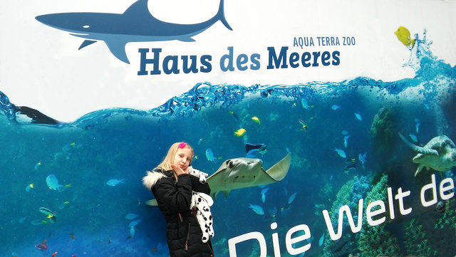 Das neu umgebaute Haus des Meeres...."Soll ich da rein?", fragt sich Claudia! Die Antwort ist nicht schwer zu erraten!