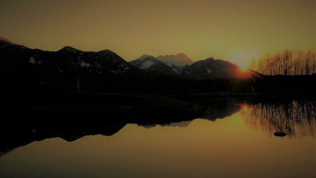 Die Karawanken spiegeln sich in der Drau im Rosental