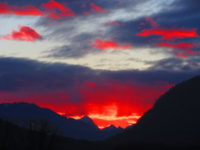 während es in ganz Österreich schneit, brennt in Kärnten der Himmel. Blick von Villach Richtung Dreiländereck am 8.1. um 16,40 Uhr