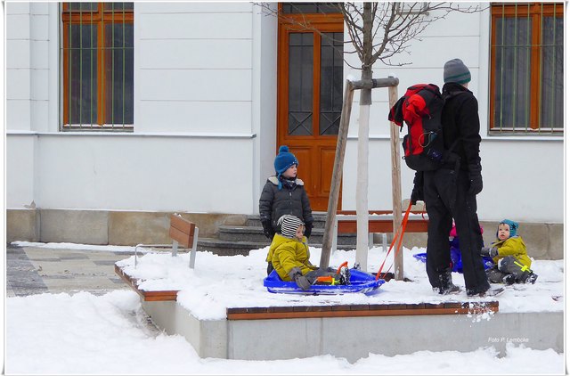 Bei der S-Bahn-Station Hernals beim Warten auf den Bus zum Schafberg