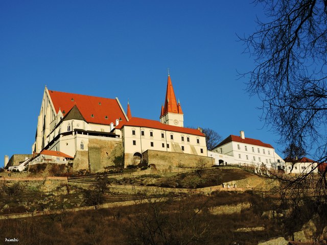St. Nikolaus Kirche mit der Wenzelskapelle links