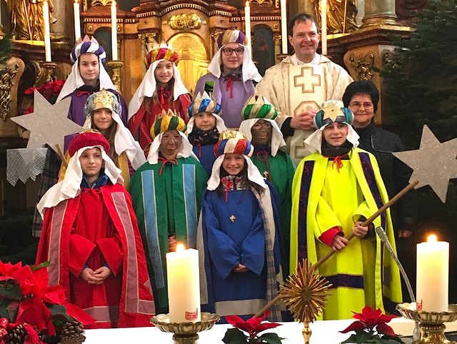 Im Bild (v.l.n.r.): Auftritt der Sternsinger in der Stadtpfarrkirche am Dreikönigstag in der Stadtpfarrkirche Traismauer: Ralph Popatnig, Reka Szilagyi, Maria Scharner, Selina Erasmus, Theresa Wandl, Luisa Frühwirt, Rebeca Szilagyi, Sarah Erasmus, Leonhard Pauker, Dechant Josef Seeanner, Emilia Olipitz und "Ministranten-Mutter" Ingrid Eckl.  | Foto: Stadtpfarre Traismauer