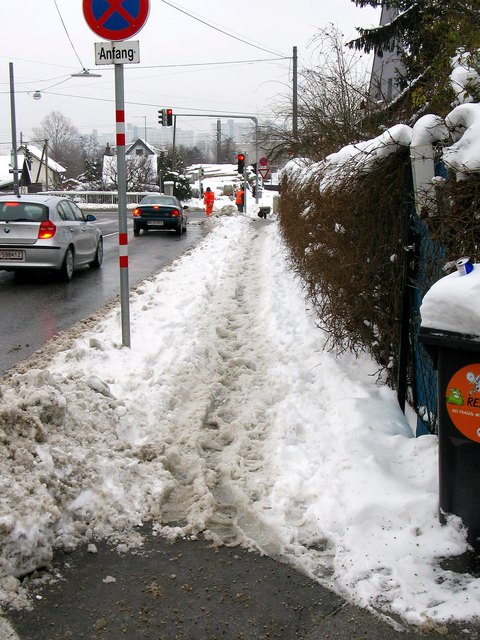 Ungesicherter Gehsteig vor der Räumung