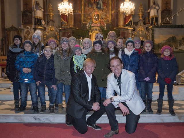 Sorgten für eine perfekte Einstimmung auf Weihnachten: Mario & Christoph sowie der Jugendchor "Voice Factory"! | Foto: Andreas Wegscheider