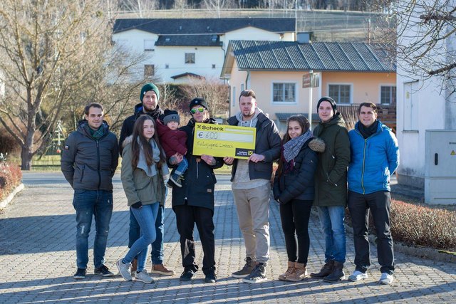 Kulturjugend-Obmann Christoph Koch (Mitte) und "Kid"-Gründer Sandro Werbanschitz (4. von links) bei der Scheckübergabe. | Foto: Kulturjugend Limbach