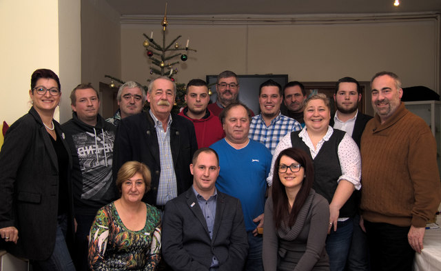 Sitzend von links nach rechts: Isolde Grandl, Ortsparteiobmann Sascha Grandl, Jasmine Grandl.
Stehend von links nach rechts: Bezirkssekr. GR Ulli Strutzenberger, Sascha Pospischil, Thomas Steurer, BZO LAbg. Erich Königsberger, Simon Vogt, GR Helmut Bauer, Anton Sieder, Andreas Fajtl, Andreas Hungendorfer, Liane Labenbacher, Alexander Rappersberger, Bezirksgvv.Obmann GR Thomas Zoth