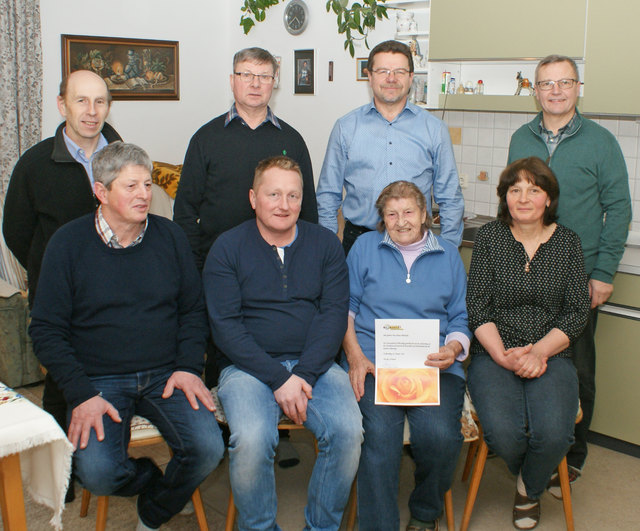 v.li.n.re. sitzend: Hermann Altenhofer (Sohn), Bürgermeister Markus Steininger, Jubilarin Aloisia Altenhofer, Maria Altenhofer (Schwiegertochter);
v.li.n.re. stehend: Vizebürgermeister Hans Scharinger, Seniorenbundobmannstellv. Eduard Nader, Gemeindeamtsleiter Karl Pfeil und Heinrich Pfoser