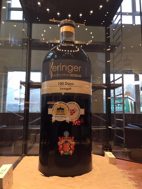 Die Flasche steht gleich im Eingangsbereich des Lokals.