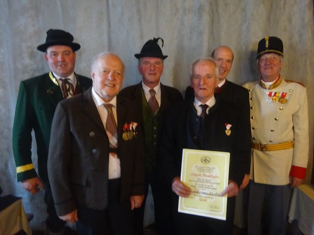 Im Bild von links: Landeskommandant-Stv. Josef Braunwieser, Altbürgermeister Hans Frauenlob, Hauptmann Matthias Greisberger, Hans Winklhofer, Bgm. Wolfgang Ganzenhuber und Bezirkskommandant Andreas Schreder.