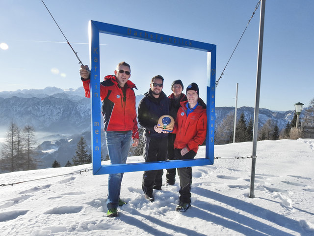 Übergabe des Defibrillators : v.l.n.r. Erwin Lechner (Hüttenwirt und Bergretter), Johannes Aldrian (GF Katrin Seilbahn), Robert Lindenbauer (Betriebsleiter Katrin Seilbahn), Andi Reisenauer (Notfallsanitäter und Bergretter).