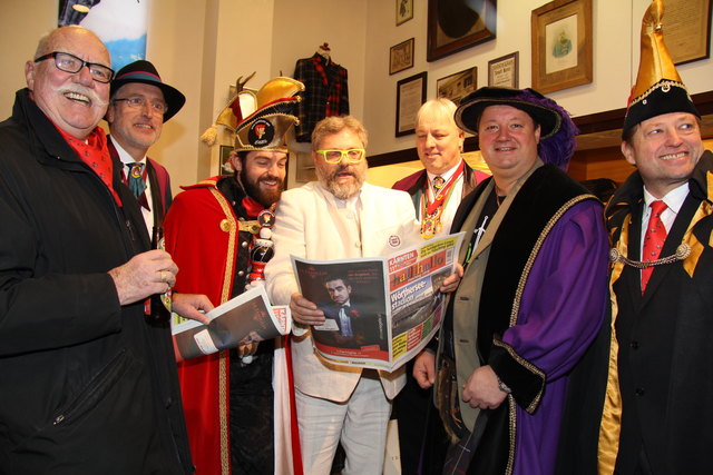 Zum Schmunzeln: Reinhard Eberhart präsentiert am 12. Jänner die Faschingszeitung 2017 am Benediktinermarkt | Foto: Kompan