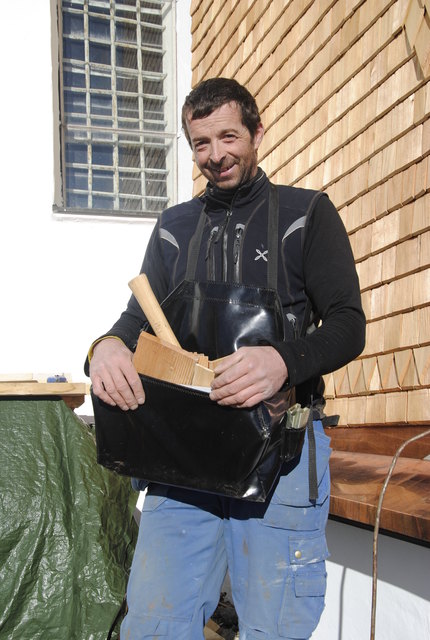 Martin Berger mit seinem „Schindel-Bauchladen“
