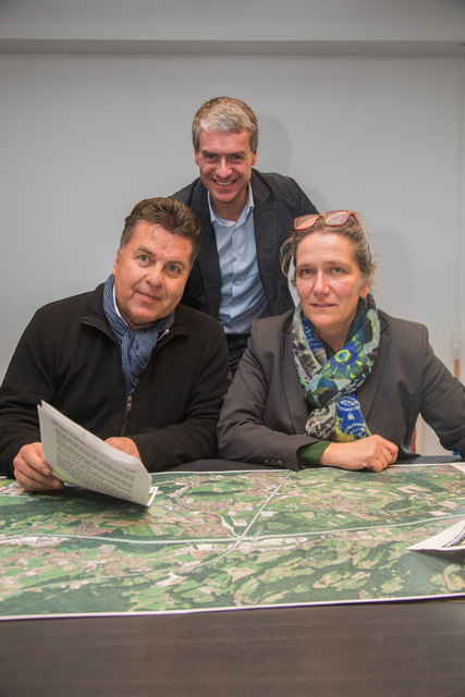 Über die Trasse einer Regionalstadtbahn sind sich Anifs Bgm. Gabriella Gehmacher-Leitner und Landesrat Hans Mayr (im Bild mit Baudirektor Christian Nagl) nicht einig, aber beide sind Befürworter der Bahn.