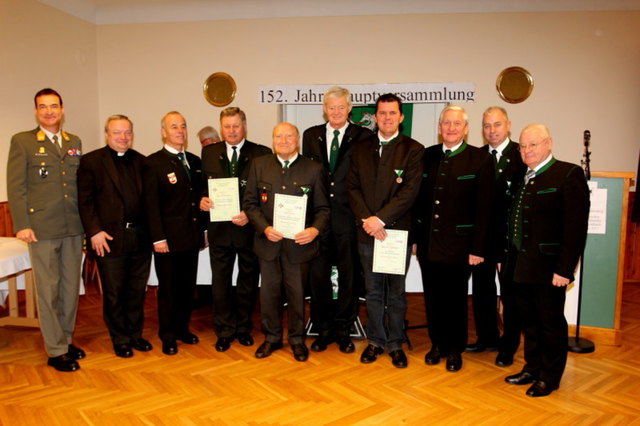 Obmann Karl Buchgraber (4.v.l.) mit Ausgezeichneten und Ehrengästen.