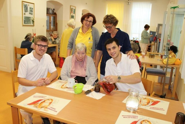 Zivildiener Darius und Nemanja mit Bewohnerin Gertraud B. und den Wohnbereichsleitungen Margit Zimmermann und Waltraud Lindermann