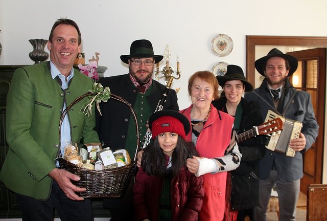 Irmgard Schlögl (Mitte) mit Gottfried Heinz (li.) und den Thannhausner Neujahrssingern.