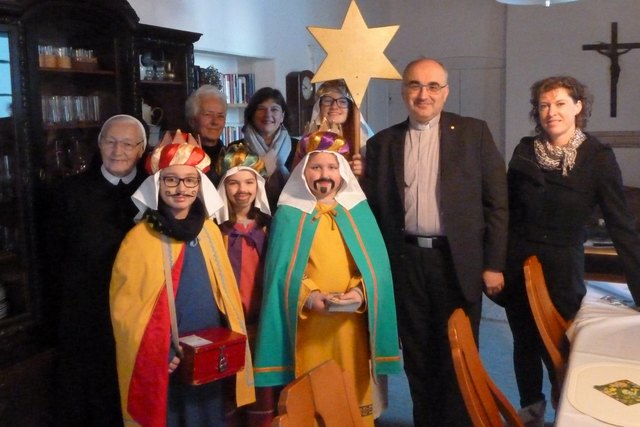 V.l. vorne: Sr. Ida, Florian, Sophie, Marlene, hinten Sr. Carina, Direktorin Andrea Kager-Schwar, Lena, Bischof Wilhelm Krautwaschl, Romana Maier.