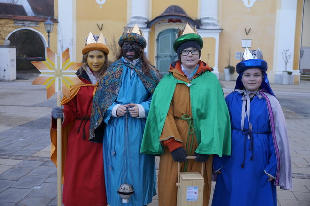 Caspar, Melchior und Balthasar machten sich mit dem Stern auf den Weg in die Fürstenfelder Häuser.