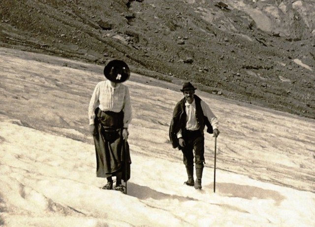 Alma Kaser mit Bergführer auf dem Gosaugletscher, um 1905.