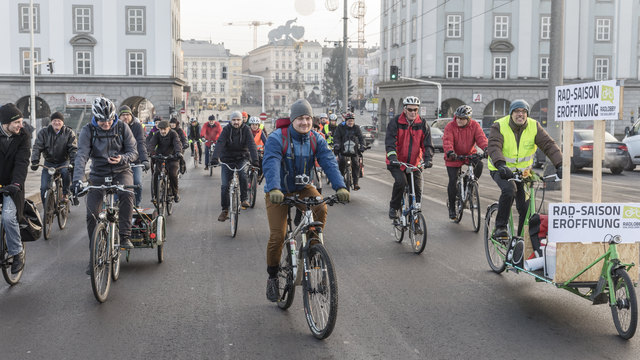 Rund 50 Radfahrer trotzten der Kälte und eröffneten die Jubiläums-Radsaison.