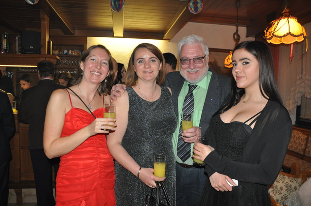 Sandra Spendlhofer, Sabine und Tanja Hutterer mit Bürgermeister Paul Horsak