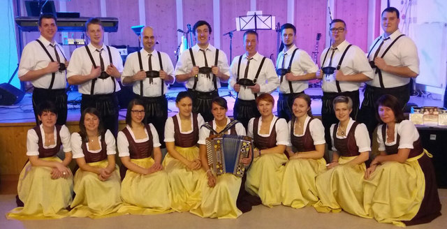 Die Mitglieder der Volkstanzgruppe Purk:
Bettina Kuttner, Dagmar Vogl, Daniela Ratschbacher, Katharina Hackl, Sonja Rester, Martina Kramel, Lisa Tschech, Tina Gerstbauer, Karin Giessriegl, David Binder, Christoph Kienastberger, Thomas Mistelbauer, Markus Führer, Thomas Giessriegl, Patrick Preisser, Christoph Gaiswinkler und Erik Dorfbauer.