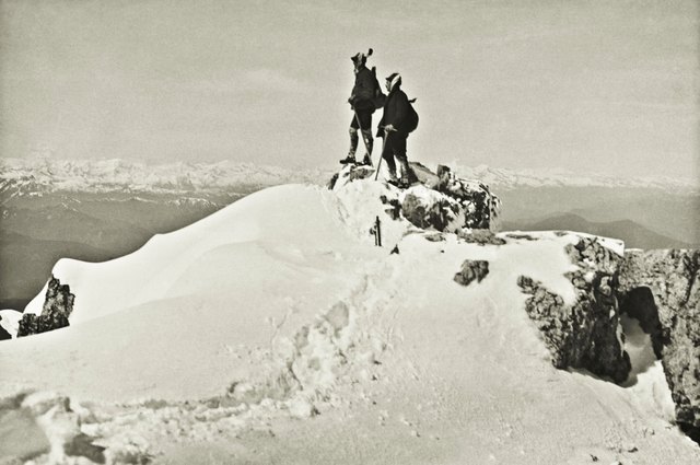 Karl Kaser jun. (links) auf dem Hohen Dachstein – noch ohne Kreuz und Gipfelpyramide im Jahr 1914.