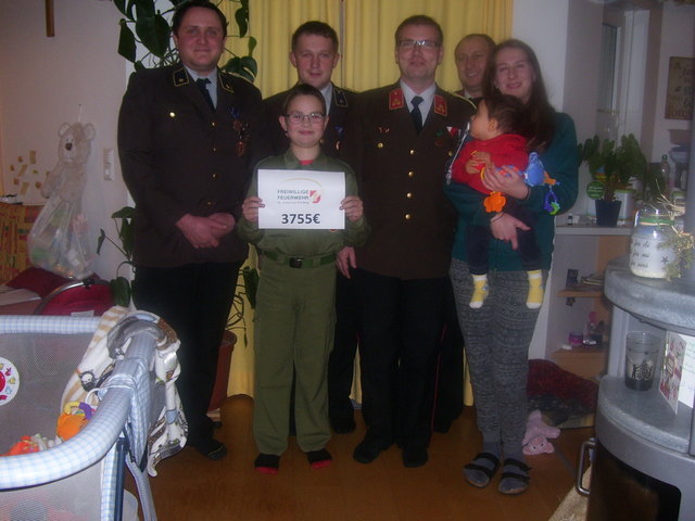 Christian Kepplinger, Harald Simader, Kommandant Wolfgang Kramml, Michael Waldburger, Stefanie Hofer mit Sohn Sebastian (hinten, v.l.), Jugendfeuerwehrmann Georg Lackner (vorne).