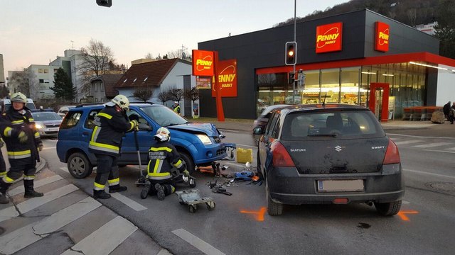 Aus bisher unbekannter Ursache prallten zwei Autos ineinander. | Foto: FF Klosterneuburg