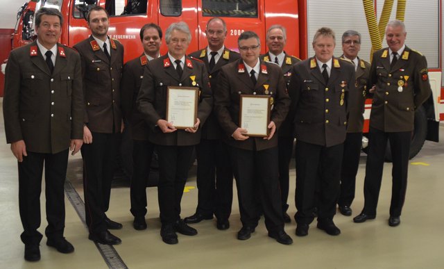 BGM Helmut Dablander, KDT Michael Haslwanter, KDT-Stv. Hannes Fröch, der geehrte Karlheinz Ostermann, LFK Peter Hölzl, der geehrte Martin Neurauter, BFI Josef Wagner, BFk-Stv. Hubert Fischer, BFK Klaus Raffl und AK Roland Markert