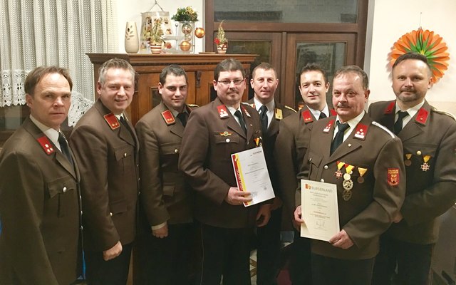 Christoph Kurta (4.v.l.) ist neuer Kommandant-Stellvertreter, Josef Köppel (2.v.r.) wurde für 40 Jahre Mitarbeit geehrt.