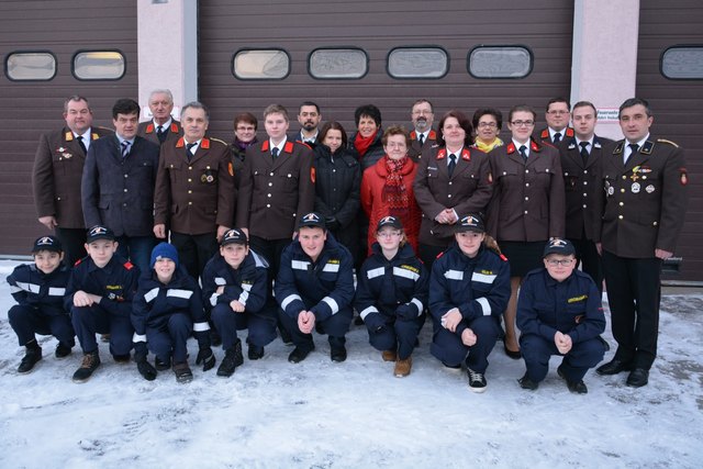 Namen v.l.n.r. hockend:
Jan Schellerer, Lukas Edelmaier, Rupert Assfall, Arthur Assfall, Benjamin Kerschbaumer, Hanna Scheibelberger, Gölss Magdalena, Kerschbaumer Lukas
Namen v.l.n.r. stehend:
Ewald Edelmaier, Erich Stern, Franz Kurzmann, Franz Maier, Erna Kurzmann, Dominik Stöger, Thomas Göschl, Monika Wagesreiter, Maria Berndl, Maria Dirnberger, Erwin Wagesreiter, Roswitha Kerschbaumer, Anita Altmann, Michaela Altmann, Daniel Fröschl, Georg Kröpfl, Gerald Göschl