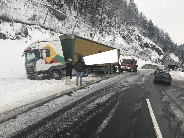 Auf der B145 bei Bad Ischl rutschte ein Lkw auf der eisigen Fahrbahn ins Bankett uns musste mit Seilwinde geborgen werden.