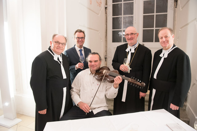 Rupert Baumgartner (Obmann Verein „Florianer Freunde der Kunst“), Robert Zeitlinger (Bürgermeister St. Florian, ÖVP), Propst Johann Holzinger (Stift St. Florian), Werner Grad (Stiftspfarrer St. Florian), Gunar Letzbor (sitzend, Barock-Musiker)